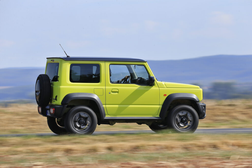 Photo Suzuki Jimny sur la route
