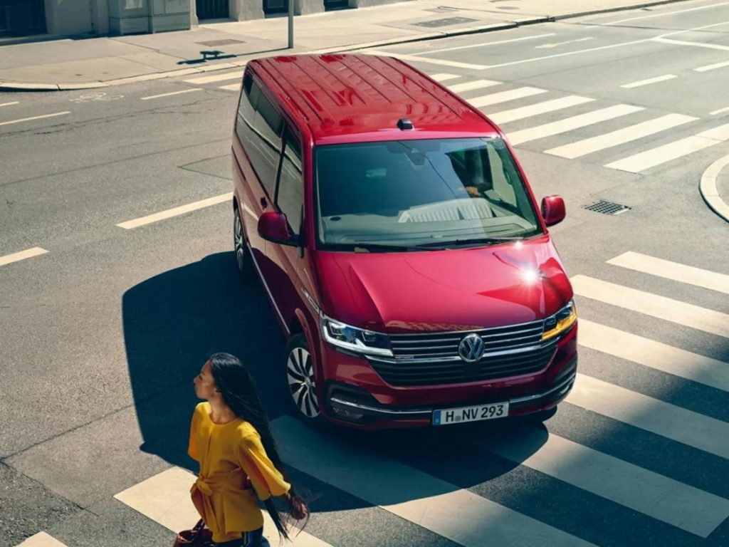 Volkswagen Multivan en ville rouge