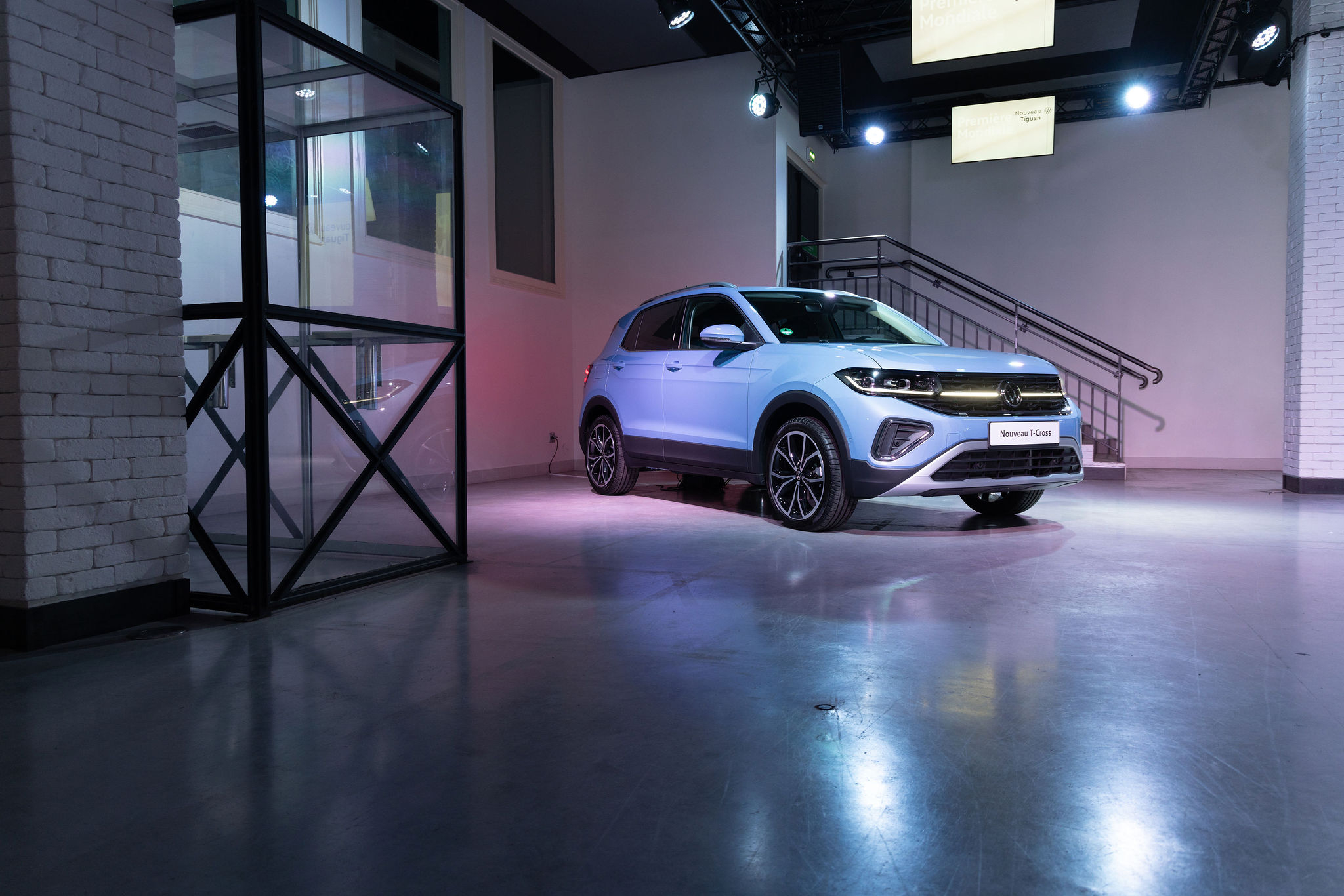 Volkswagen t cross dans un batiment